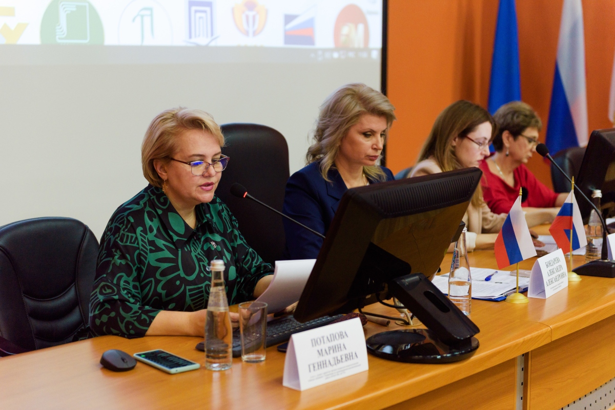 На Всероссийском круглом столе обсудили вопросы профилактики семейных конфликтов, буллинга и деструктивных проявлений в образовательной среде